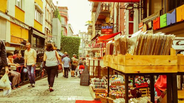 이스탄불, 터키-6 월 2 일, 2017: 사람들이 좁은 거리에서 걷고 kadikoy, 이스탄불에서에서 오래 된 상점으로 가득 합니다. - kadikoy district 뉴스 사진 이미지