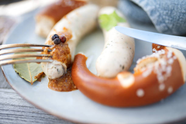 баварская белая колбаса с кренделем - munich beer garden veal sausage upper bavaria стоковые фото и изображения