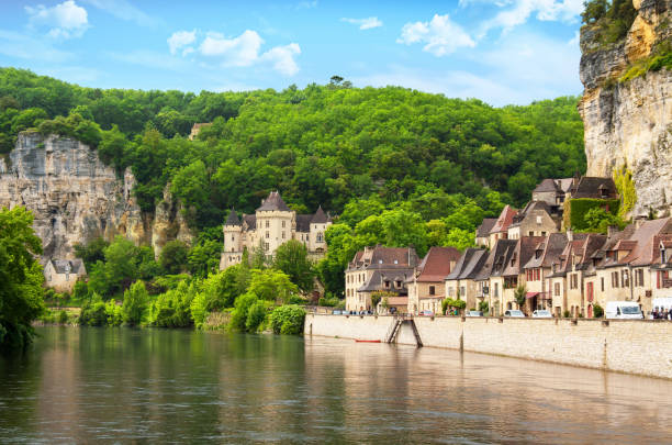 la roque gageac vue depuis la dordogne. dordogne. nouvelle aquitaine - sarlat la photos et images de collection