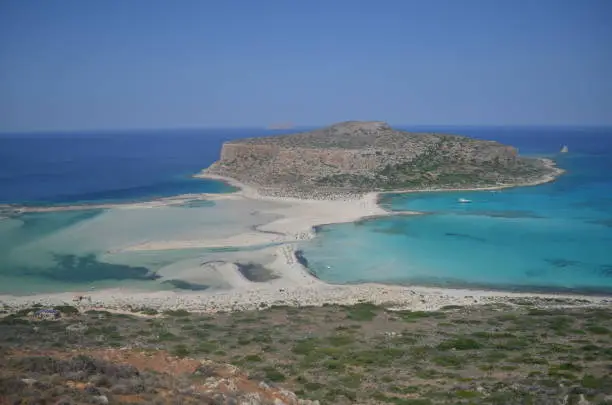 Paradise there is on the beach of Balos Beach on the Island of Crete in Greece, a wonderful place with crystal clear water, with shades of blue and green, a beach and a lake in the same place.