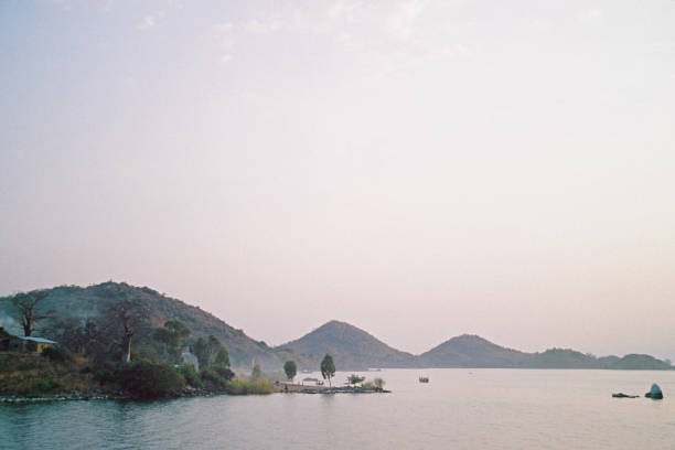 リモート アフリカ村 - lake victoria ストックフォトと画像