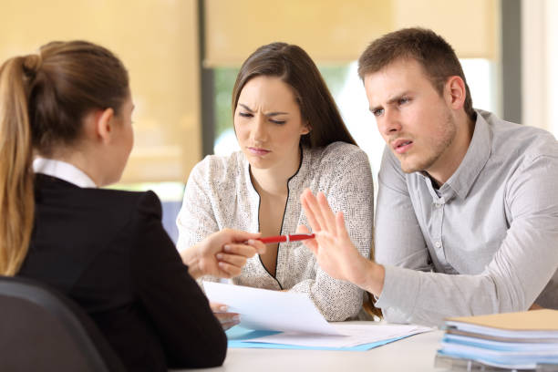 clients en rejetant le contrat au bureau - écriture non photos et images de collection