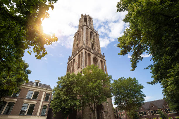 historische stad-nederland kerktoren utrecht - utrecht stockfoto's en -beelden