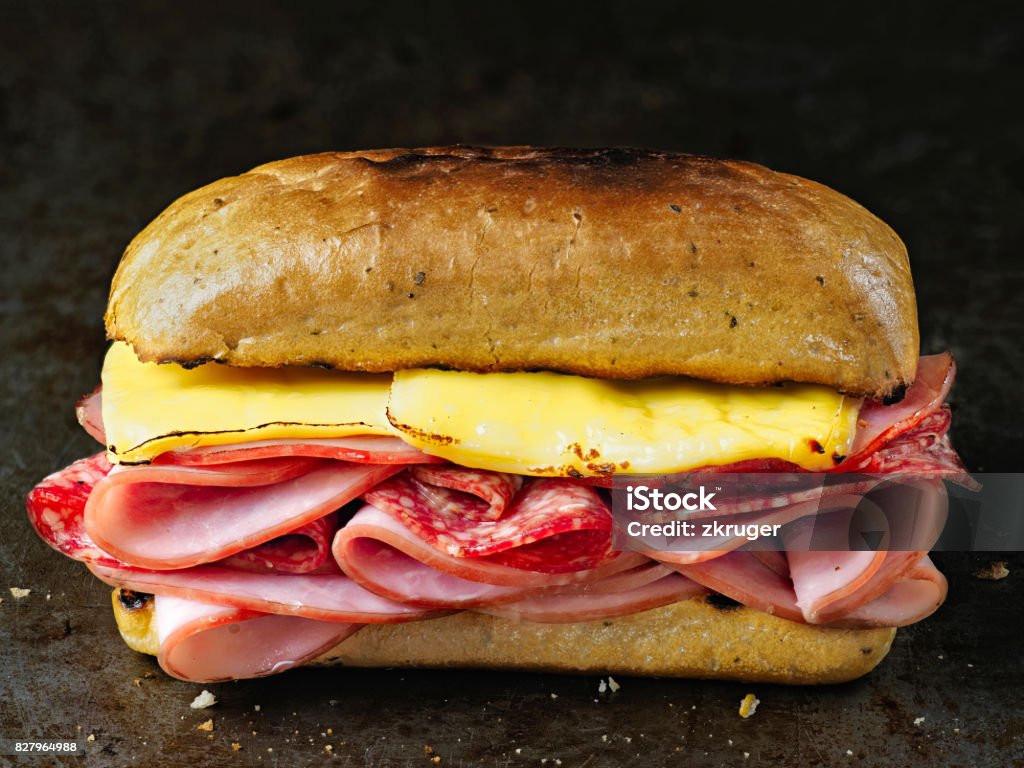 sandwich de embutidos delicatessen rústico - Foto de stock de Alimento libre de derechos