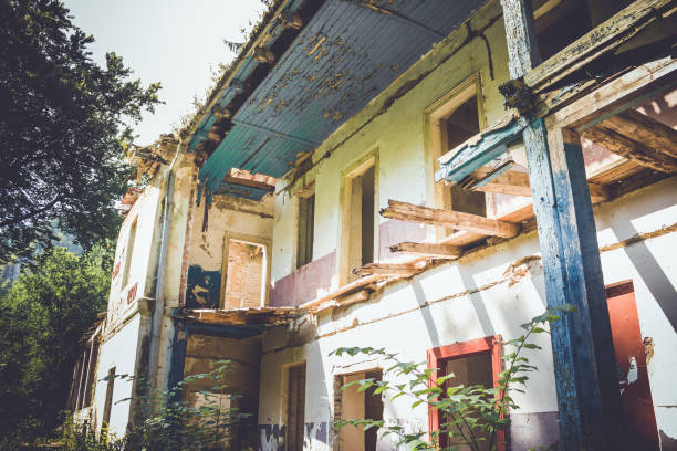 istock Abandoned hut from Vadu Crisului, Bihor, Romania 827967644