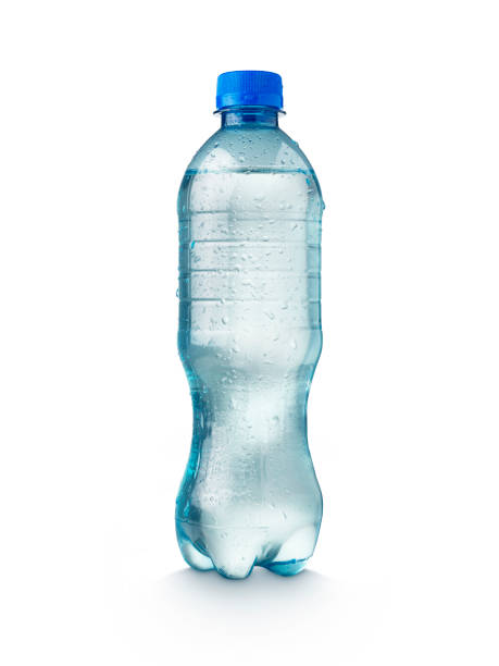 garrafa de água no fundo branco - water bottle cold purified water - fotografias e filmes do acervo