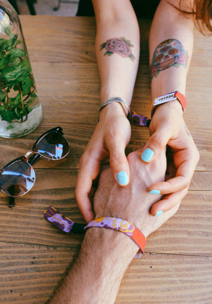 pareja joven - couple old fashioned hipster holding hands fotografías e imágenes de stock