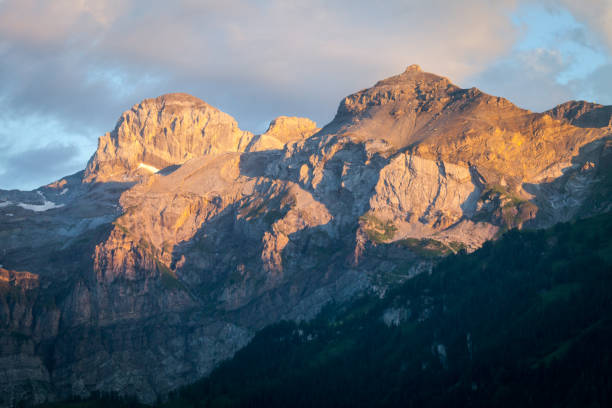 swiss alps evening sunlight - wildstrubel imagens e fotografias de stock