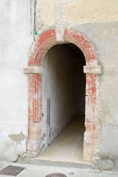 istock Small passage under a house with a porche 827983112