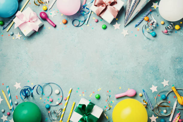 verjaardag partij banner of achtergrond met kleurrijke ballon, cadeau, carnaval glb, confetti, snoep en streamer. plat lag stijl. ruimte voor begroeting van de tekst. - flat cap stockfoto's en -beelden