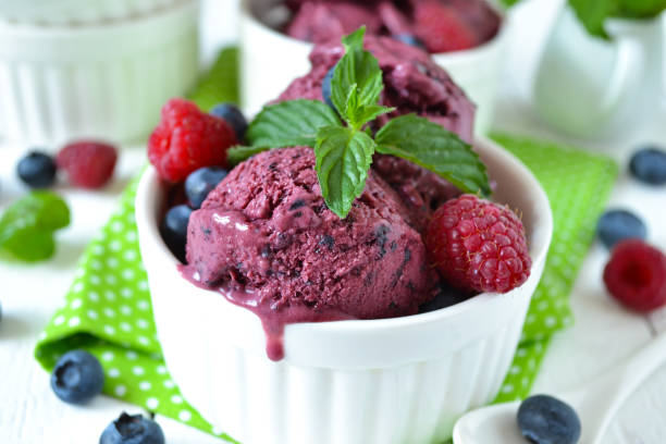 여름 감기 디저트-블루베리 아이스 크림 흰색 바탕에 민트 - blue blueberry cold food descriptive color 뉴스 사진 이미지