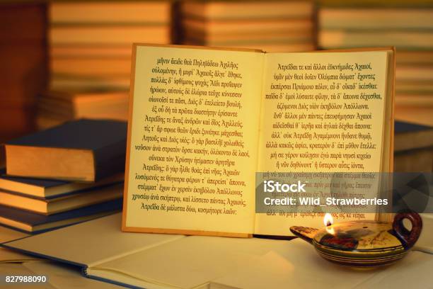 Foto de Livro Aberto Iluminado Por Uma Lâmpada De Óleo Linhas De Abertura  Da Ilíada e mais fotos de stock de Poeta - iStock