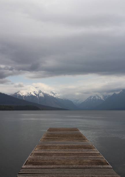 jetée en bois avec vue sur montagnes - us glacier national park mcdonald lake glacier nobody photos et images de collection