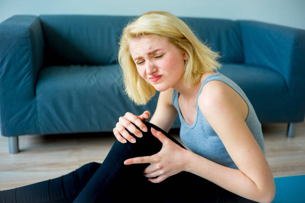 istock Girl sprained her leg 828029186