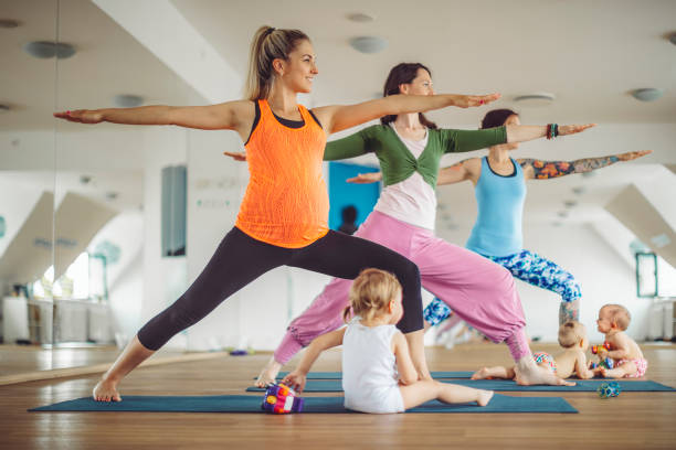 en clase de yoga - child yoga gym women fotografías e imágenes de stock