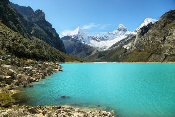 lago paron e vetta piramidale - huaraz foto e immagini stock