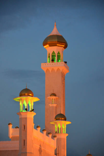 istock Sultan Omar Ali Saifuddin mosque, minaret at dusk, Bandar Seri Begawan, Brunei 828072476