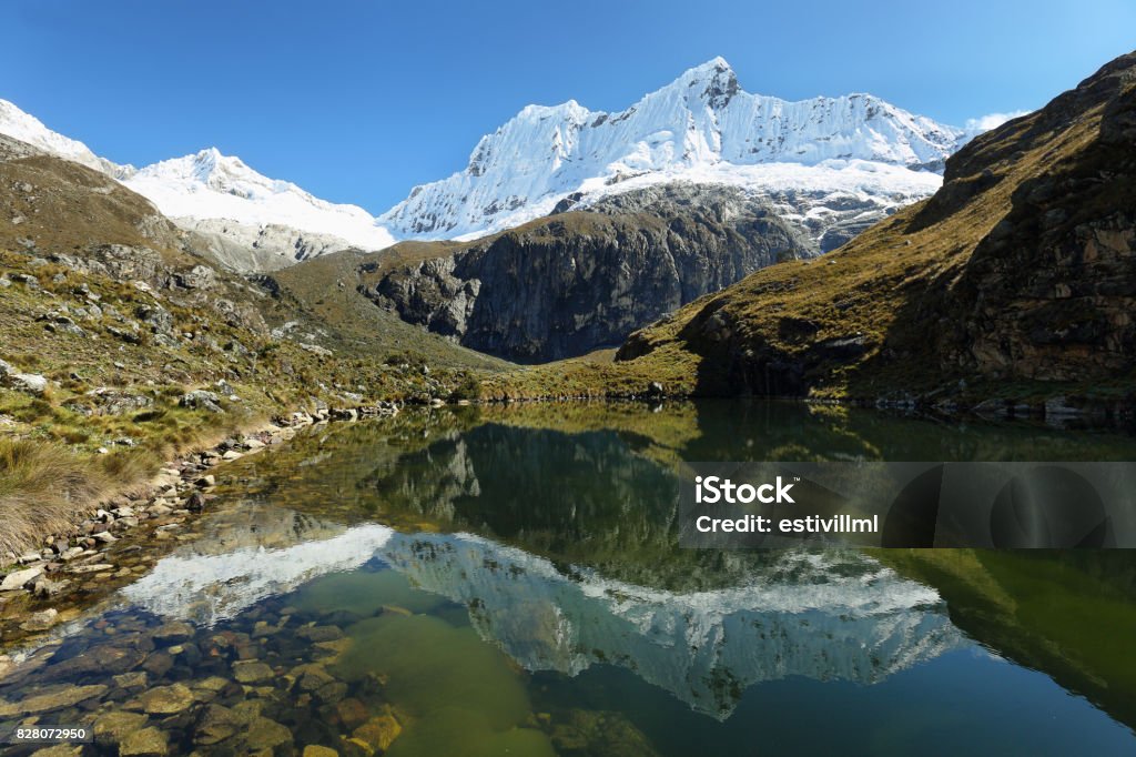 Shapraraju pico de sendero Laguna 69, Perú - Foto de stock de Agua libre de derechos