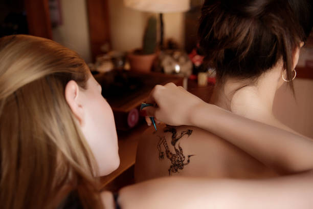 istock Artist performing mehendi painting 828078238