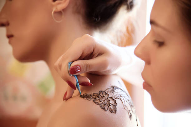 Close-up og henna tattoo and master