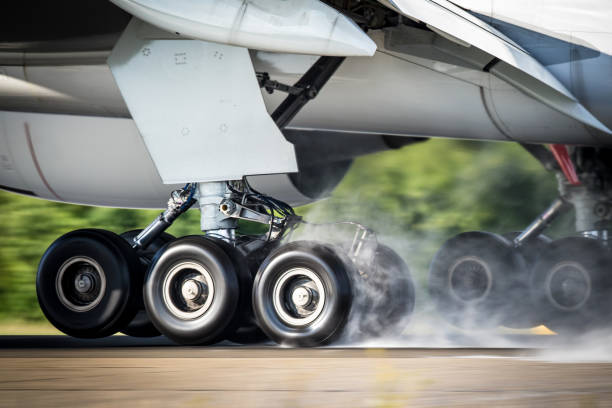 carrello di atterraggio aereo - atterrare foto e immagini stock