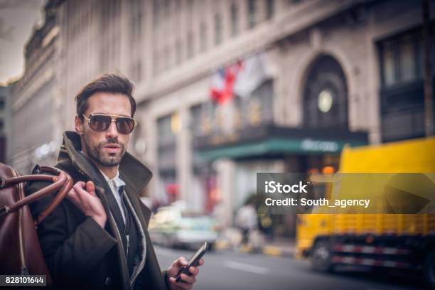 Hombre Sosteniendo Una Bolsa De Foto de stock y más banco de imágenes de Equipaje - Equipaje, Bien parecido, Hombres