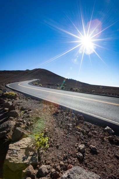 estrada para o pico do vulcão haleakala, ilha de maui, havaí - haleakala national park mountain winding road road - fotografias e filmes do acervo