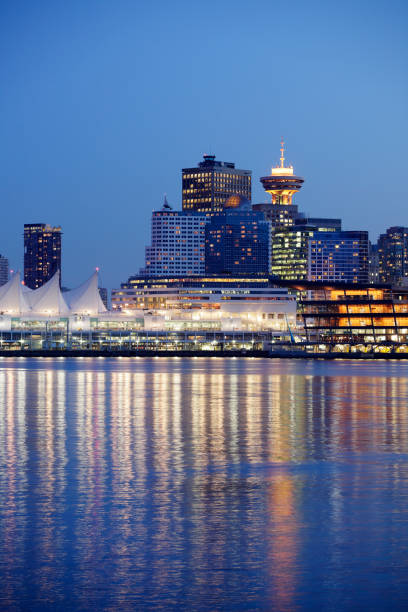 городские небоскребы ночью в ванкувере с видом на воду - vancouver harbor vancouver harbor marina стоковые фото и изображения