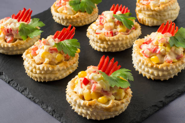 праздничная закуска vol-au-vent с куриным салатом, сладким перцем, кукурузой - vol au vent стоковые фото и изображения