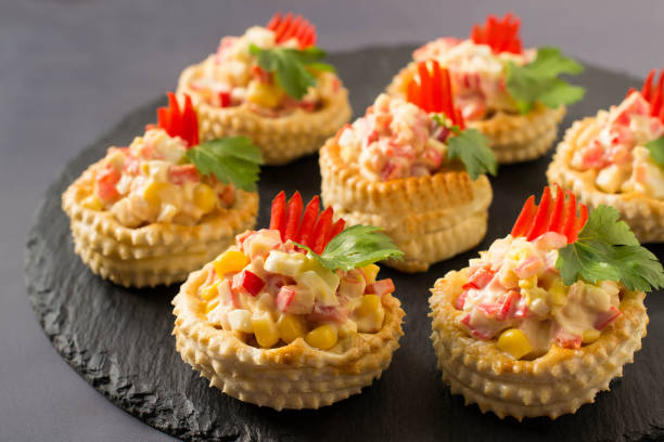 праздничная закуска vol-au-vent с куриным салатом, сладким перцем, кукурузой - vol au vent стоковые фото и изображения