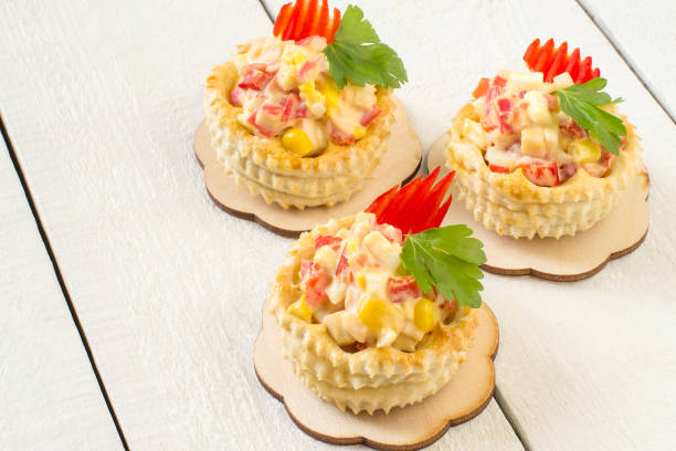 праздничная закуска vol-au-vent с куриным салатом, с�ладким перцем, кукурузой - vol au vent стоковые фото и изображения