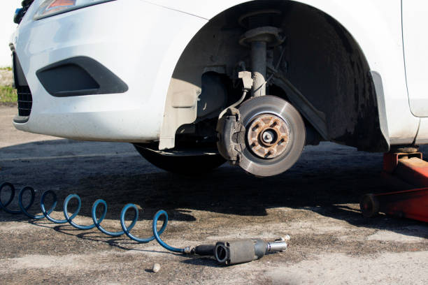 istock Car without wheel and lift up by hydraulic, waiting for tire replacement 828162112