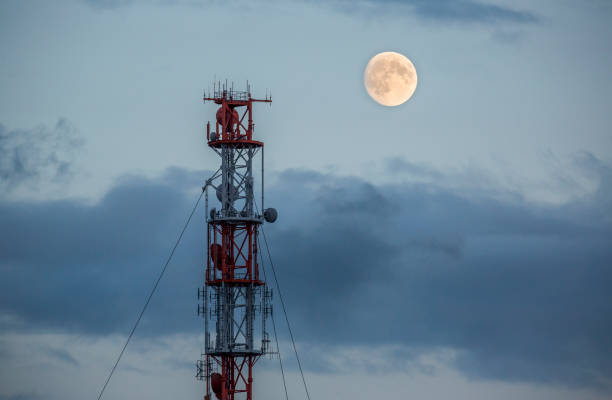 wieża radiowa i księżyc - north sea audio zdjęcia i obrazy z banku zdjęć