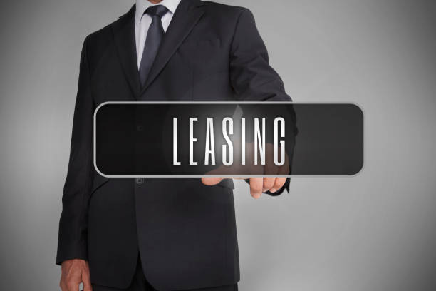 istock Businessman selecting label with leasing written on it 828225148
