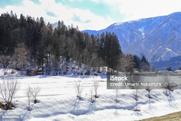 Akuba Sierra Y Casas De Pueblo De Hakuba En El Invierno Con Nieve En El Fondo De La Montaña Y El Azul Cielo Y Las Nubes En Hakuba Nagano Japón Foto de stock y más banco de imágenes de Japón