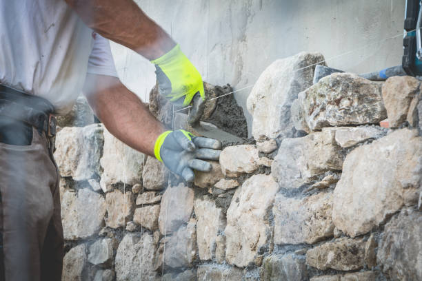 arbeiter reitet eine steinmauer auf einer traditionellen renovierung-website - grouting stock-fotos und bilder