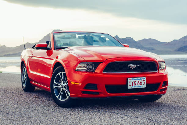 ford mustang convertible versione 2012 - super speedway foto e immagini stock