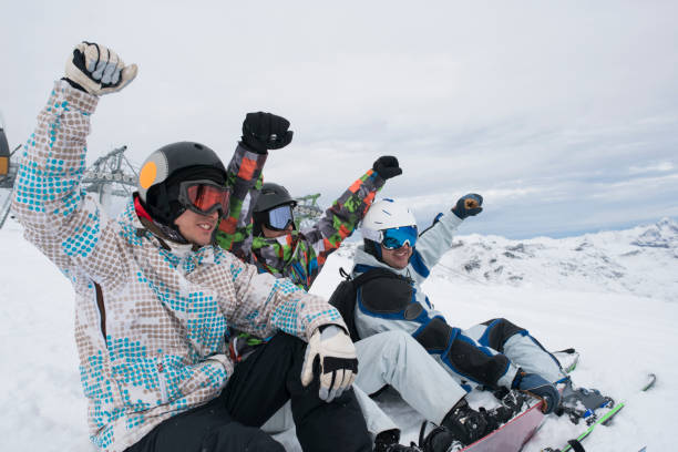 snow much fun - apres ski winter friendship ski imagens e fotografias de stock