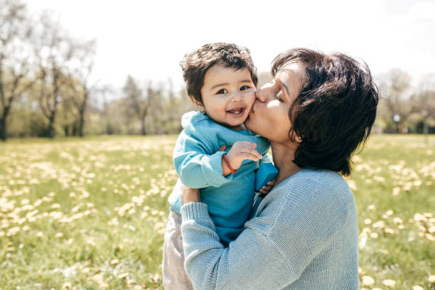 planen die zukunft ihres kindes - parent playful father mother stock-fotos und bilder