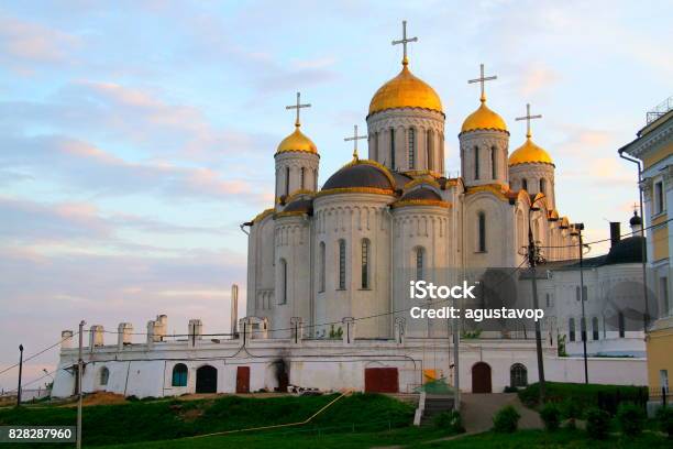 ドラマチックな日没でウラジーミルの生神女就寝大聖堂ロシア村の旧市街風景 修道院と教会古代ウラジミール 典型的な牧歌的なロシアの村都市景観の