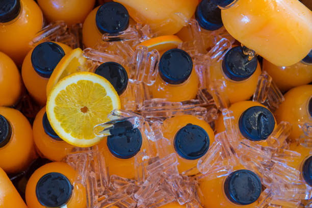 frío de hielo de botella de jugo de naranja en la nevera - 11681 fotografías e imágenes de stock