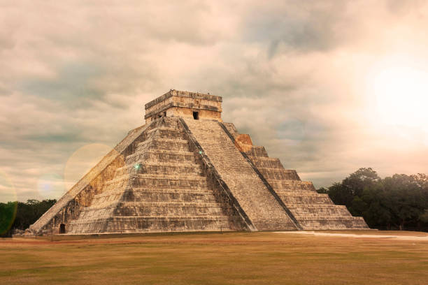 kukulkan pyramid in chichen itza site - mayan pyramids imagens e fotografias de stock