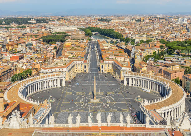 veduta aerea di piazza san pietro in vaticano - rome italy skyline castel santangelo foto e immagini stock