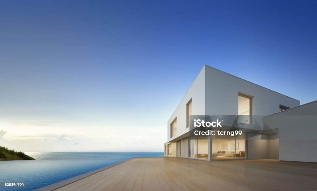 Luxus-Strand-Haus mit Swimmingpool mit Blick auf Meer und leere Terrasse im modernen Design, Ferienhaus für Großfamilie auf blauen Himmelshintergrund - Lizenzfrei Wohnhaus Stock-Foto