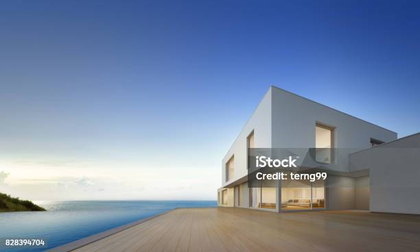 Luxusstrandhaus Mit Swimmingpool Mit Blick Auf Meer Und Leere Terrasse Im Modernen Design Ferienhaus Für Großfamilie Auf Blauen Himmelshintergrund Stockfoto und mehr Bilder von Wohnhaus