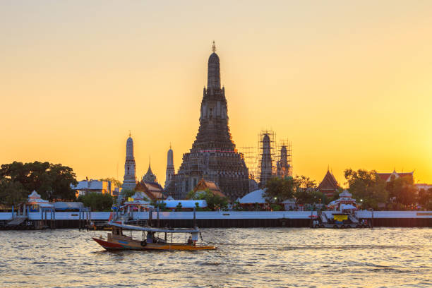 istock Wat arun in sunset time, Bangkok, Thailand 828400184