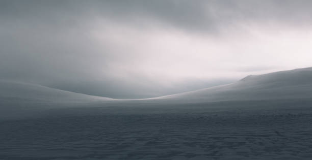 paese remoto ghiacciato ghiacciato nel backcountry in inverno - sunrise mountain winter arctic foto e immagini stock