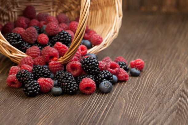 verschiedene beeren - raspberry table wood autumn stock-fotos und bilder