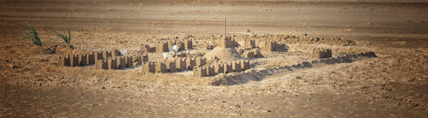 castelli di sabbia al crepuscolo - sandcastle beach norfolk sand foto e immagini stock