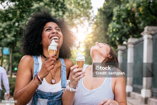 아름 다운 여자는 거리에서 한 아이스크림을 먹는 아이스크림에 대한 스톡 사진 및 기타 이미지 - 아이스크림, 우정, 여름